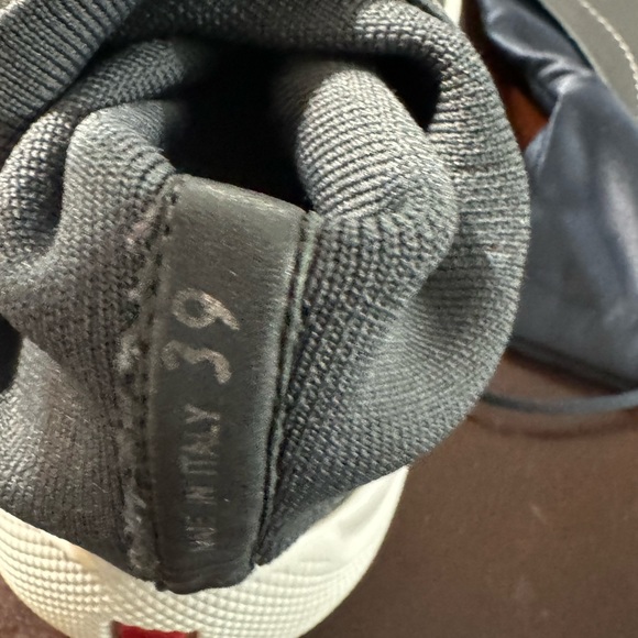 Prada - Picture 5 of 7